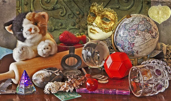 Blandade verktyg, leksaker och prylar med mask — Stockfoto