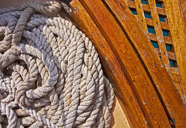 Detalhe da corda no convés do barco — Fotografia de Stock