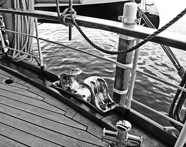 Gamla yacht, detalj av däck med mässing cleat — Stockfoto