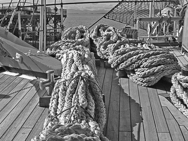 Мотузки, закріплені на палубі вітрильного судна — стокове фото