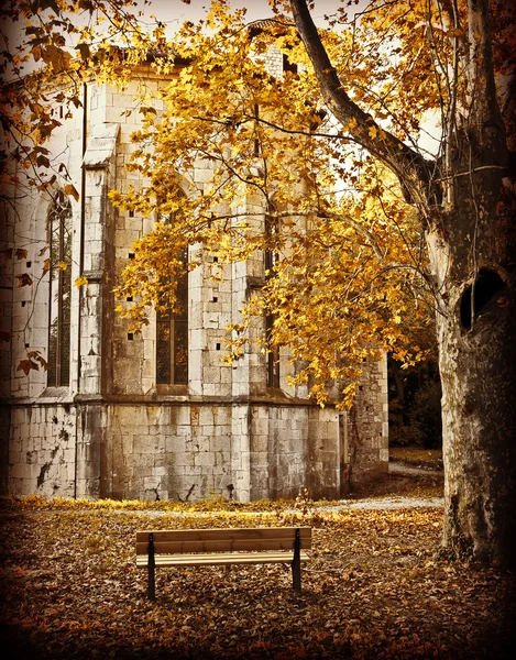 Sonbahar yaprakları ile antik Manastırı