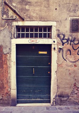 Ocak ızgarası ile antika Venedik kapı