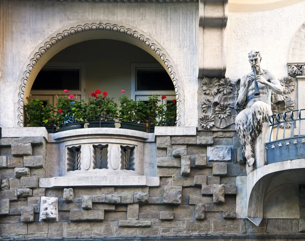 Art nouveau-byggnad fasad med faun spelar flöjt — Stockfoto