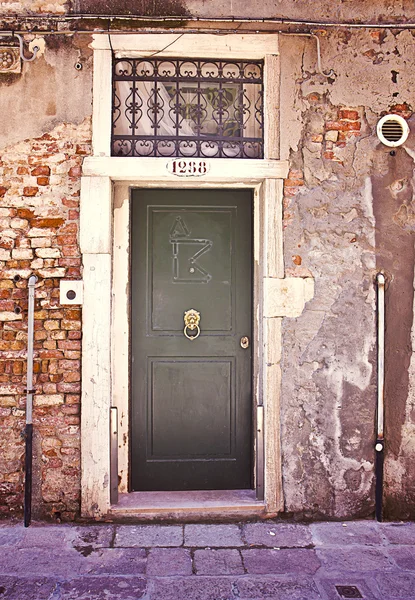 Vintage green door with brass knocker — Stock Photo, Image