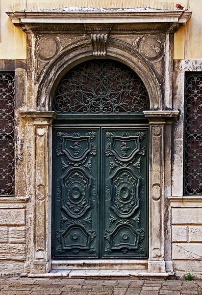 Green decorated  carved door in Venice Ghetto. — Stock Photo, Image