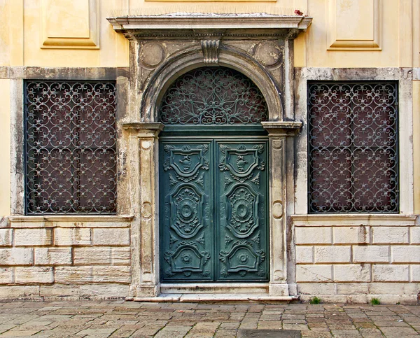 Veneza, gueto, porta esculpida em madeira — Fotografia de Stock