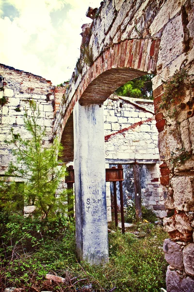 Edifício abandonado e em ruínas — Fotografia de Stock