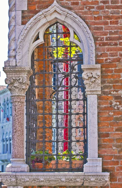 Romantyczne okna weneckie — Zdjęcie stockowe