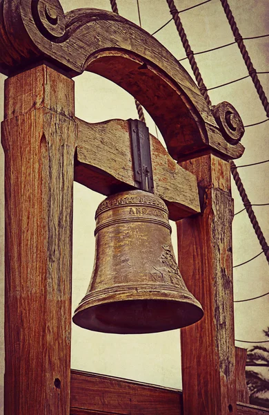 Gamla segling ship bell på grunge konsistens — Stockfoto