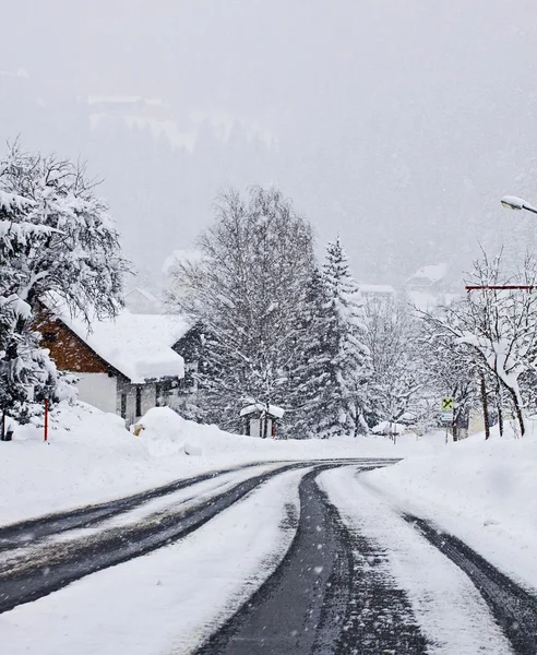 Avusturya, Alp rota yakınındaki tren geçerken kar/EC