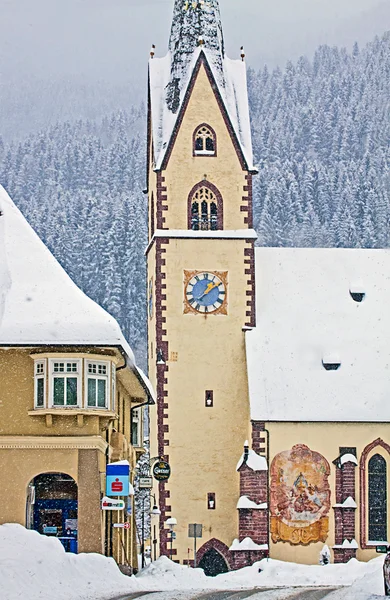 Koetschach-Mauthen pueblo idílico austriaco en invierno con tormenta de nieve — Foto de Stock