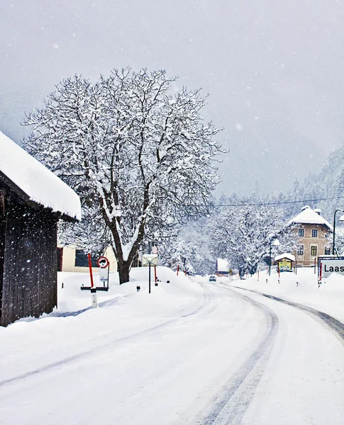 Ruta alpina austriaca en invierno con nevadas —  Fotos de Stock