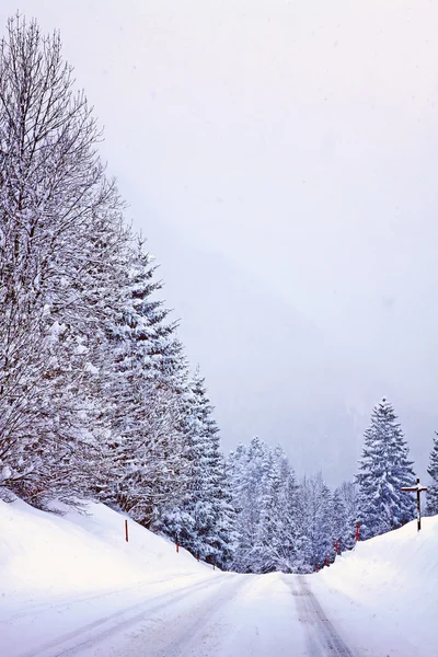 Kar yağışı olan Avusturyalı kış Alp yol — Stok fotoğraf