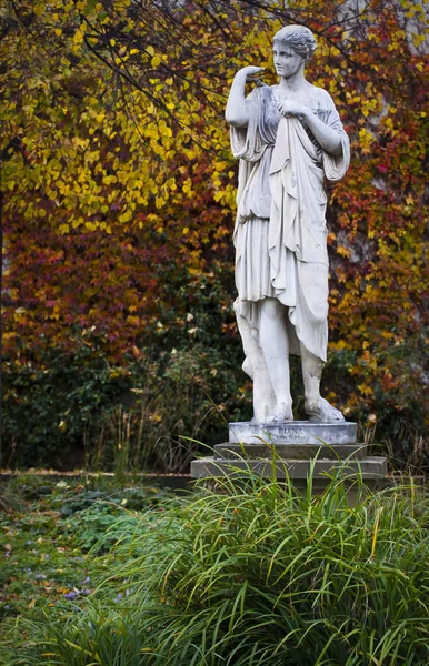 Statua classica vintage nel parco pubblico — Foto Stock