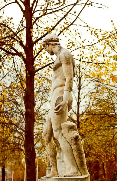 Антикварна статуя диска в громадському парку — стокове фото
