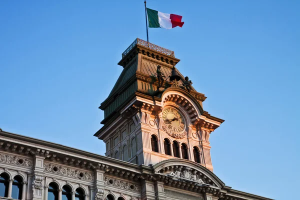 Trieste, Italia Unidad de la Plaza de Italia, detalle de la torre del Ayuntamiento Imágenes de stock libres de derechos