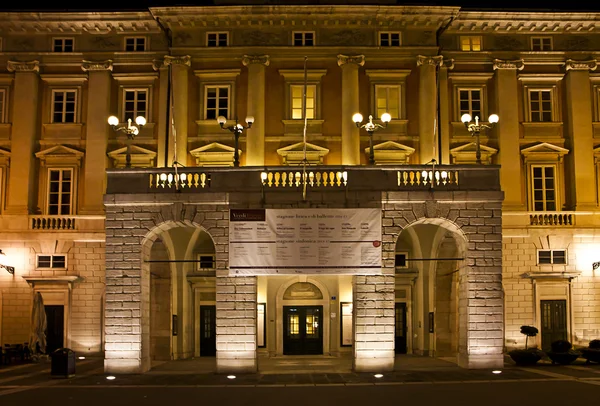Trieste, Itália - Vista sugestiva do Teatro Giuseppe Verdi à noite — Fotografia de Stock