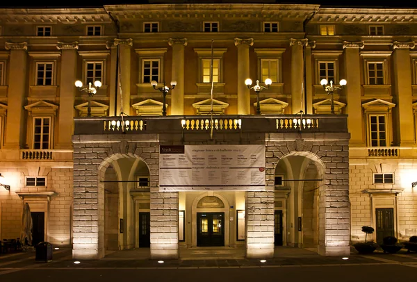 Trieste, Italia - Vista sugerente del Teatro Giuseppe Verdi por la noche Imagen de archivo