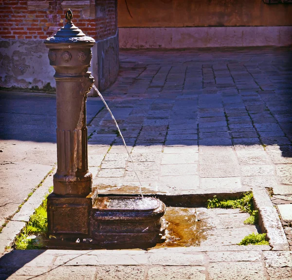 Benátky, Itálie - staré železo fontána — Stock fotografie