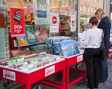 Münih, Almanya - kız bakmak için pazarlık bir kitap mağazası