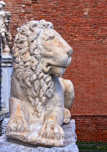 Venice, Italië - marmer gesneden Leeuw — Stockfoto