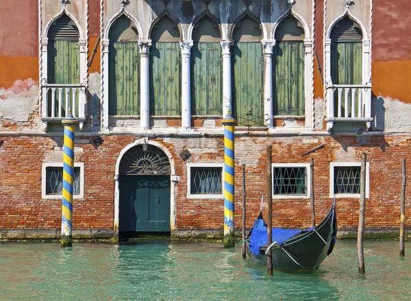 Veneza, Itália - Casa no Grande Canal com gôndola — Fotografia de Stock