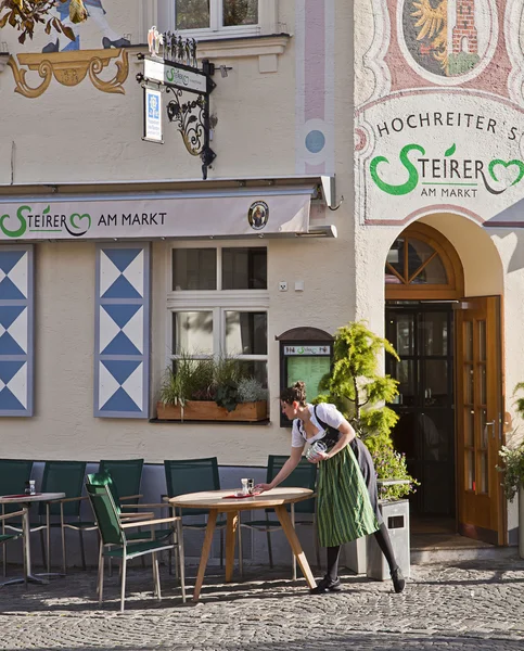 Munich, Alemania - camarera prepara mesas en restaurante al aire libre Imagen de stock