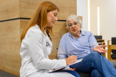 Üst düzey kadın hastane kontrolü sırasında panoya yazan kadın doktorla ilgili tıbbi endişeleri açıklıyor.