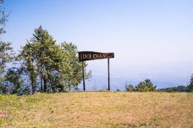 Chiang Rai, Tayland - 14 Kasım 2020: Turist adı ile Doi Chang 'e bakış açısı