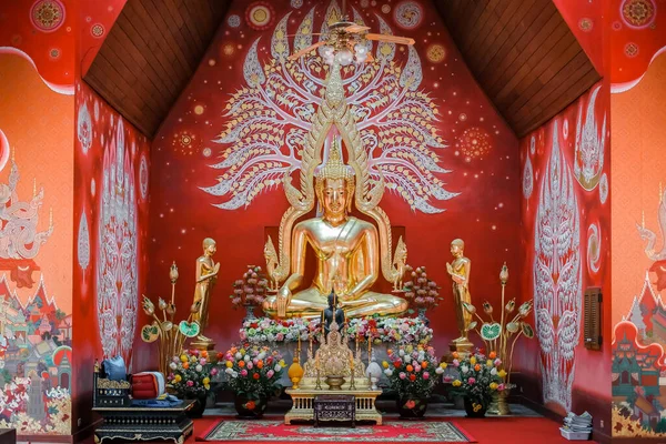 Phitsanulok Tailândia Agosto 2020 Estátua Buda Ouro Capela Piscina Wat — Fotografia de Stock