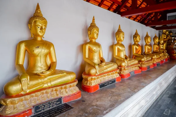 Phitsanulok Tailândia Julho 2020 Fila Estátua Buda Ouro Templo Phra — Fotografia de Stock