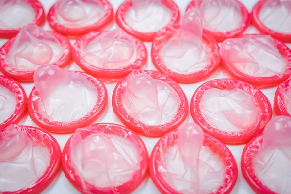 Close Preservativos Rosa Fundo Branco Conceito Sexo Seguro Redução Gravidez — Fotografia de Stock