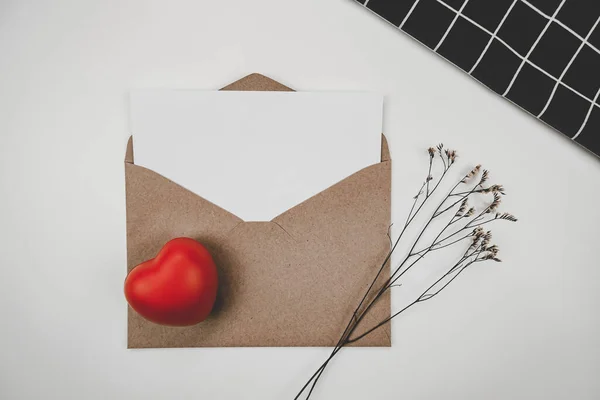 Papel Branco Branco Colocado Envelope Papel Marrom Aberto Com Coração — Fotografia de Stock