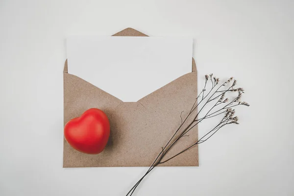 Prázdný Bílý Papír Umístí Otevřenou Hnědou Papírovou Obálku Červeným Srdcem — Stock fotografie