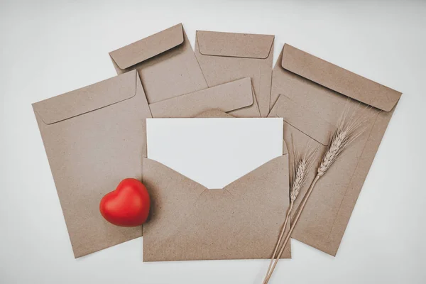 Пустая Белая Бумага Помещается Открытый Коричневый Бумажный Конверт Красным Сердцем — стоковое фото
