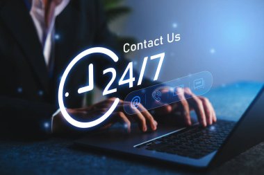 Müşteri hizmetleri desteği konsepti, e-posta, sohbet ya da çağrı yoluyla iletişim için dizüstü bilgisayarını kullanan bir işletmeci ile 7 / 24 iletişim kurulabilirliğini gösterir, güvenilirliği simgeler.