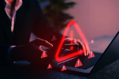 Modern bir çevrimiçi ortamda dijital tehdidi temsil eden, riski, kötü amaçlı yazılımı, sahtekarlığı ve internet veri ihlalini temsil eden uyarı simgesi ekrana yansıtılan siber güvenlik uyarısı.