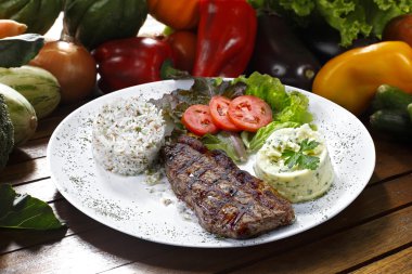 Kızarmış et ve süsleme.