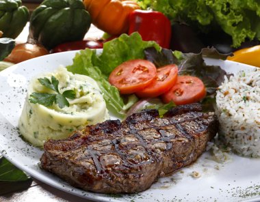 Kızarmış et ve süsleme.