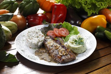 Kızarmış et ve süsleme.