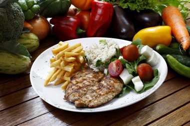 Kızarmış et ve süsleme.