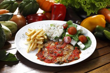 Kızarmış et ve süsleme.