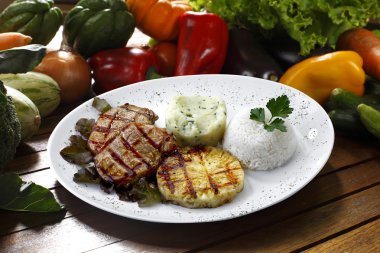 Kızarmış et ve süsleme.