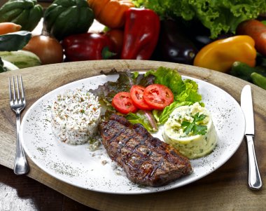 Kızarmış et ve süsleme.