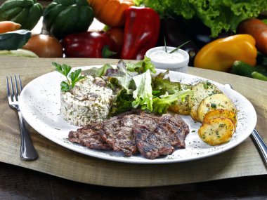 Kızarmış et ve süsleme.