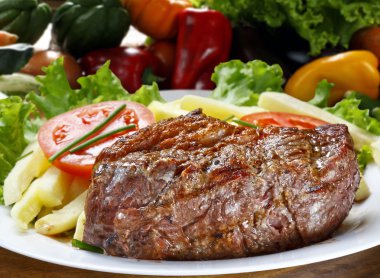 Kızarmış et ve süsleme.