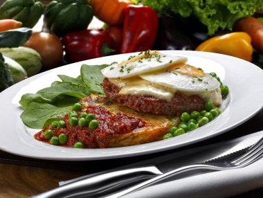 Kızarmış et ve süsleme.