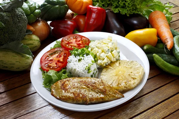 Carne, arroz y verduras —  Fotos de Stock