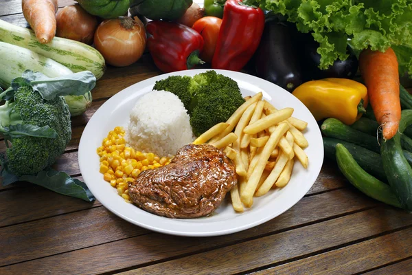 Carne, arroz e legumes — Fotografia de Stock