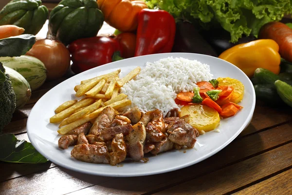 Pirinç ve sebzeli et. 